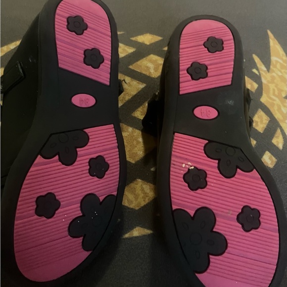 Selling size 1 Mary Jane style shoes only worn once perfect condition - Picture 3 of 3